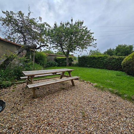 Sainte-Suzanne gîte de LA FERME calme et tranquille Les Baux-de-Breteuil Extérieur photo