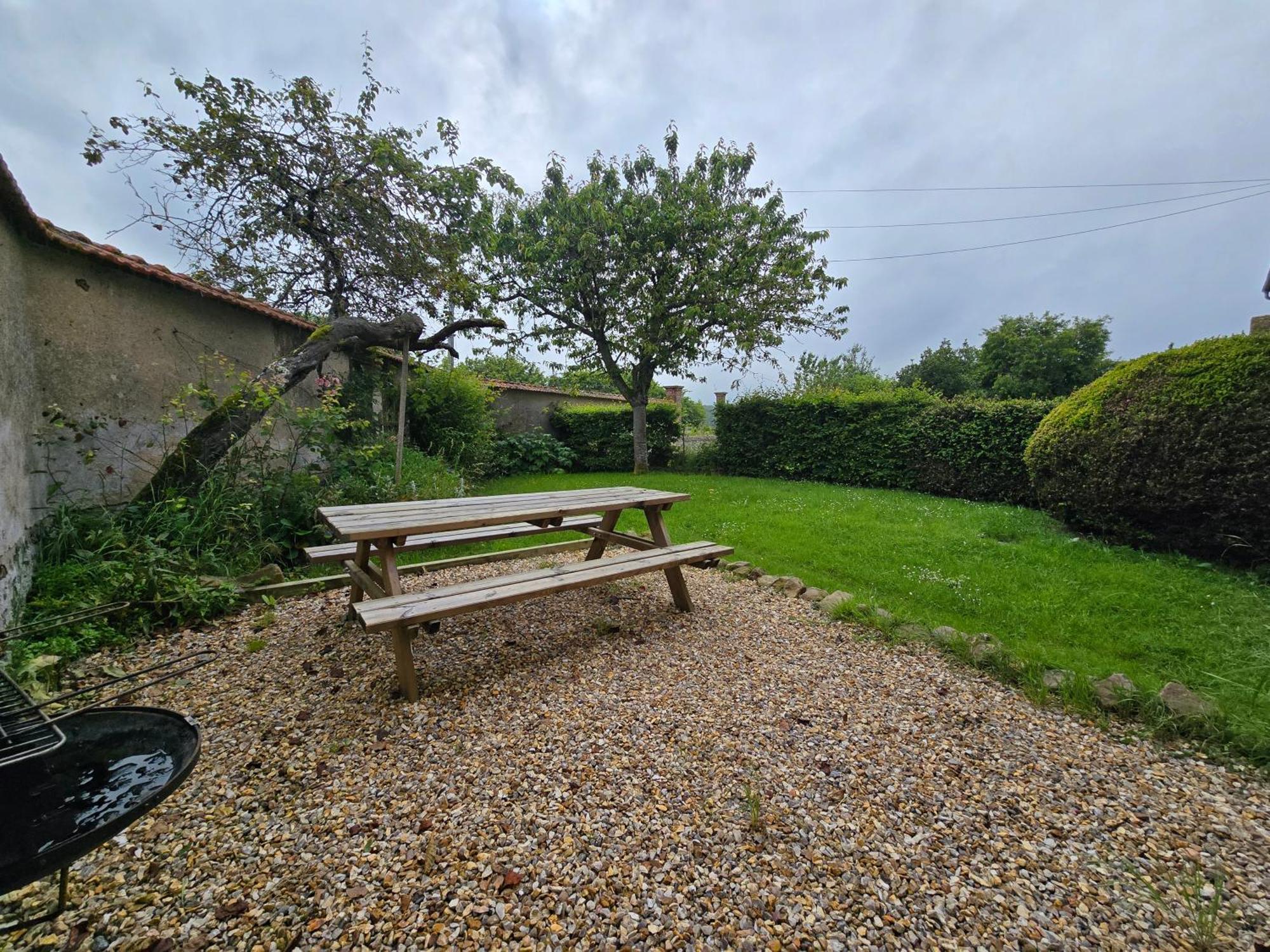 Sainte-Suzanne gîte de LA FERME calme et tranquille Les Baux-de-Breteuil Extérieur photo